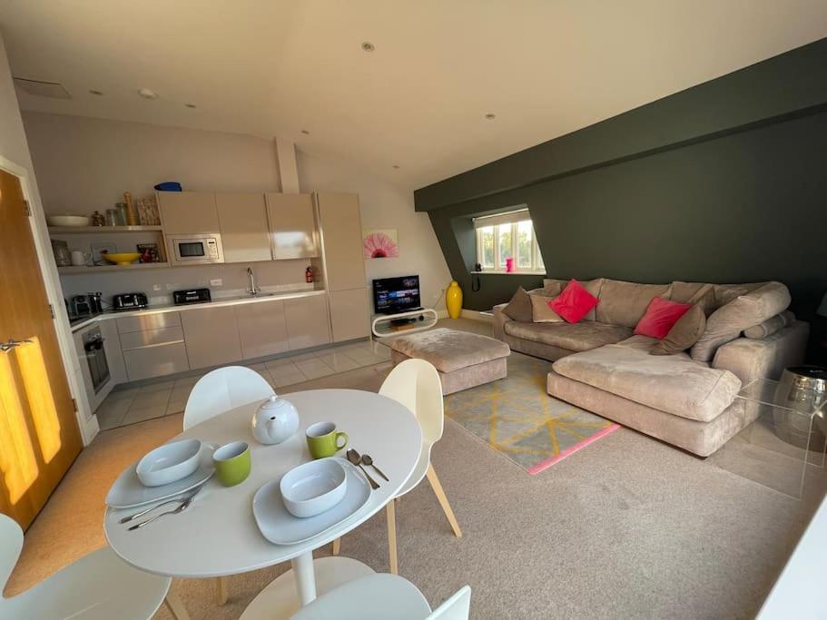 Reed Warbler - Hm111 - Lower Mill Estate Penthouse Apartment With Spa Access Somerford Keynes Exteriér fotografie